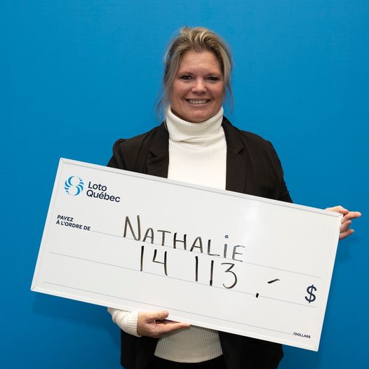 LotoQuebec's tweet photo. Au #Kinzo #Mirabel Nathalie a tenté sa chance au jeu boni et a tout remporté 🎲 : les deux lignes, le jeu boni et même le 15/15, le tout pour la somme de 14 113 $ 🎁. Avec ce gain, Nathalie souhaite gâter ses proches 🎀. À noter qu’elle a aussi gagné une place à la grande finale de la promotion Stars d’un soir⭐. #nosgagnants