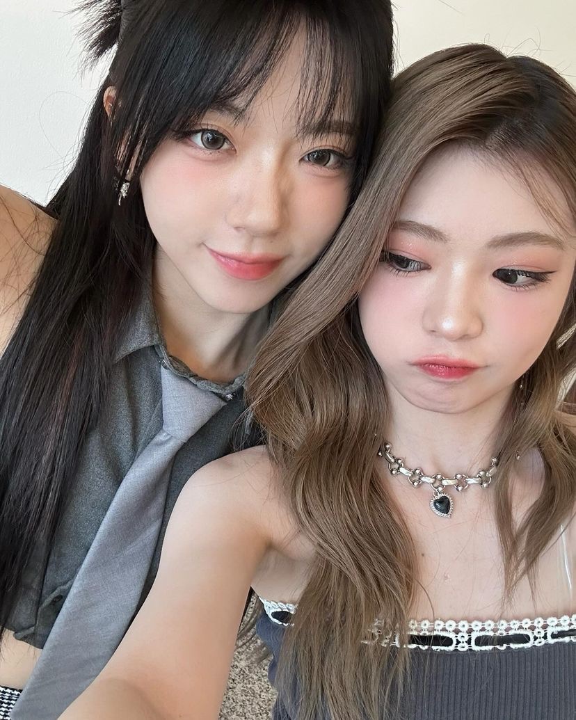 ruancenter's tweet photo. คู่หูหนึ่งสองมานน่ารักมาก 🐶🐈🫳🏻 สองจิ๋วอยู่ด้วยกันทีไรคือนุ่มฟูสุบสุบ คนพี่เค้าเริ่มติดแกลมตามจิ๋วเร้กล้า โฮร ทำไมน่ารักกันจังน้อ ม้อบแม้บหัวจายแท้ 😚🤏🏻✨

#Gen1es 🧚🏻‍♀️✨
#QiaoYiYu #Ruan 🐟🍒 https://t.co/lLWCltS8zO