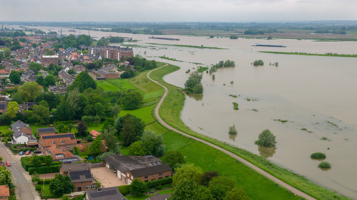 De Rijn bereikte woensdagochtend bij Lobith een waterstand van 12,61m +NAP. Dan staat de Spiegelwaal bij Nijmegen op de drempel om mee te stromen. Zomerkades (zoals bij Echteld) en rivierdijken (zoals bij Druten) doen hun werk. 🌊

#hoogwater #waterweetjeswoensdag #Waal