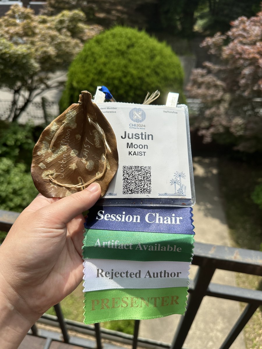 justin_k_moon's tweet image. Back to Seoul from #chi2024, I had great time sharing my work, catching up with everyone and making new friends.  

Planning to keep this leaf name tag for a while.