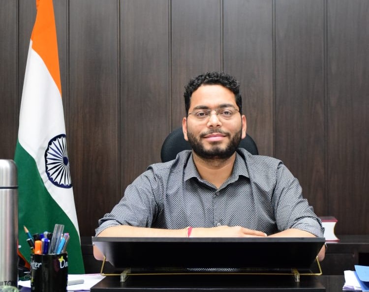DC Jammu @justcsachin has appealed to citizens to take care of their health and well-being in view of the extremely hot weather condition. He urged everyone to drink sufficient fluids frequently and avoid going out during peak temperature hours @dmjammuofficial @infjammu