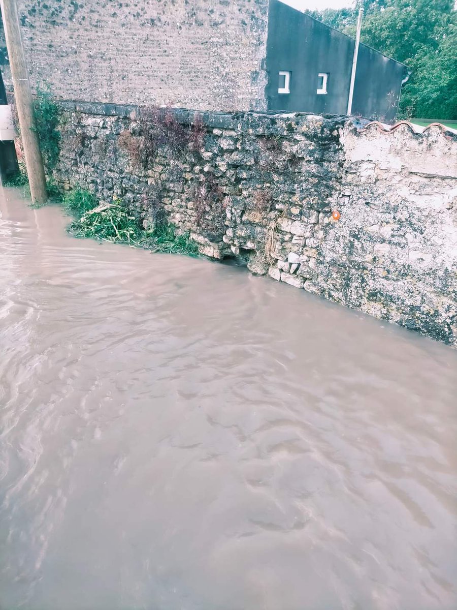 ⛈️ Suite aux fortes pluies de cette nuit dans une zone très localisé au nord du département, des inondations ont eu lieu ce matin notamment entre Lussant et Annezay. Images de St Crépin par Doriann un abonné de la page.