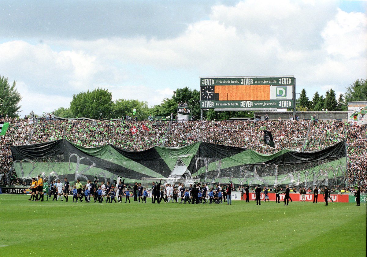 🔙 #OTD 📆 22. Mai 2004 🕞 15:30 Uhr Anpfiff zum letzten Bundesligaspiel auf dem legendären Bökelberg. Es sollte ein perfekter Tag mit einem besonderen Tor werden. ⚫️⚪️🟢 👉 go.borussia.de/LetztesSpielBo…