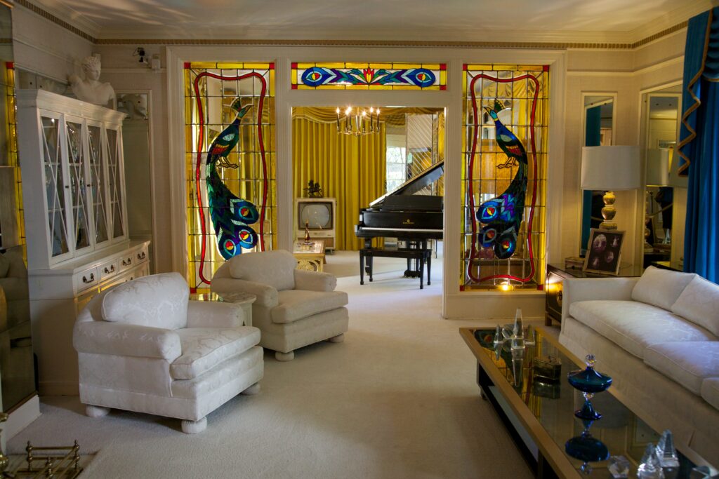 🎵 Graceland: The Home of #ElvisPresley is a huge entertainment complex dedicated to the iconic singer’s life. At the center of the complex stands the King of Rock ‘n’ Roll’s home, the Colonial Revival mansion that is #Graceland. 🎸 Visit the home of Elvis with #GrayLineTennessee