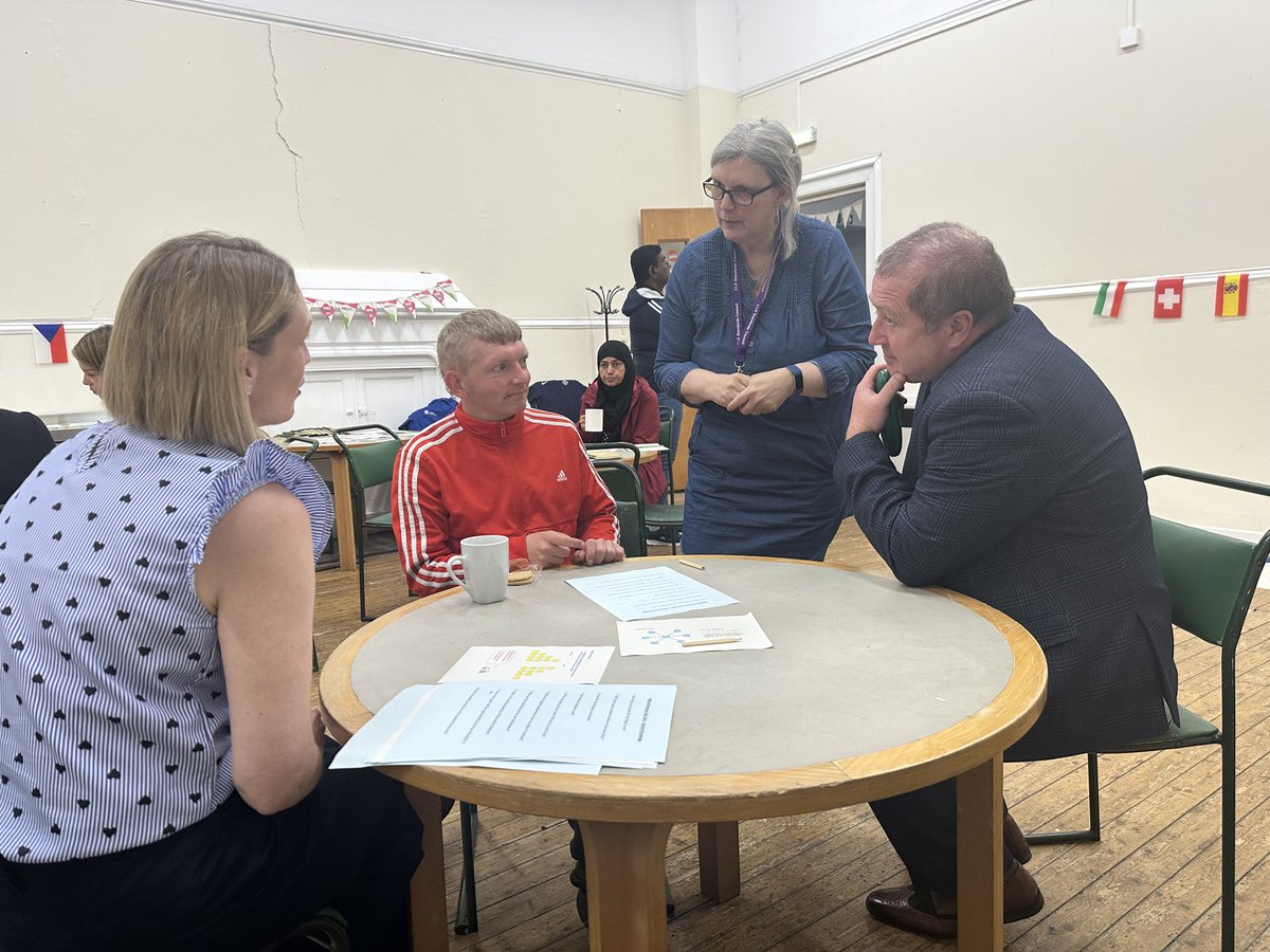 To mark #NationalNumeracyDay today, Further Education Minister @GraemeDey visited the Cowane Centre in Stirling, which helps to improve adults’ confidence in using numbers at home, work and supporting children.