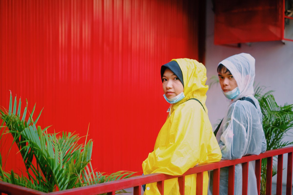 Prewedding pake jas &amp; dress ❌
Prewedding pake baju adat ❌
Prewedding pake baju casual ❌

Prewedding pake jas hujan ✅✅✅

*Inspired by: I Weirdo (2020)

x.com/sangjuwita/sta…