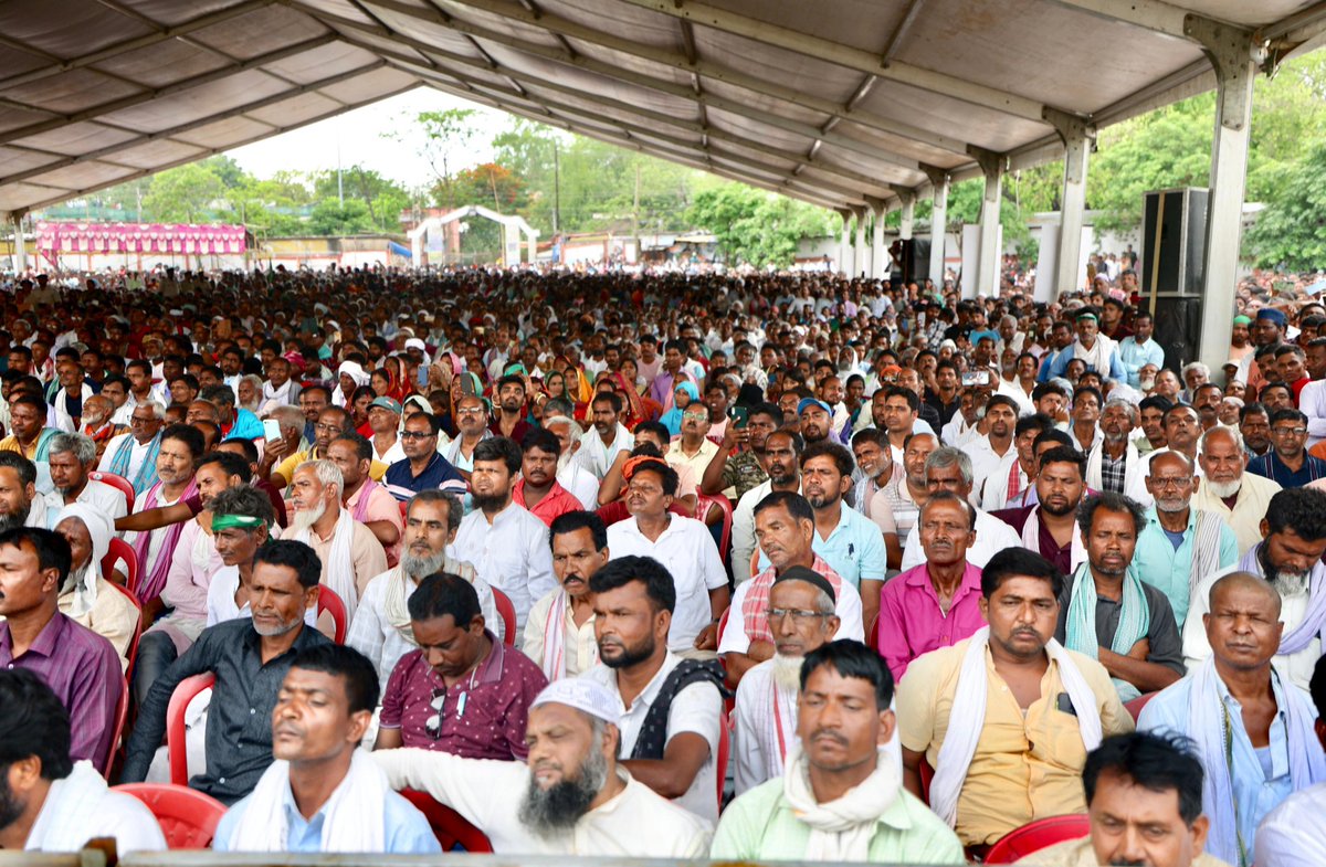 आदिवासी समाज और झारखंड की आवाज हेमंत सोरेन जी को चुनाव के पहले जेल में डाल दिया गया। दूसरी ओर, भाजपा के नेता लगातार संविधान बदलने की बातें कर रहे हैं। ऐसा करके वे आदिवासियों, दलितों, पिछड़ों और वंचितों के अधिकार छीनना चाहते हैं। हम किसी कीमत पर ये होने नहीं देंगे। आज लोकतंत्र और