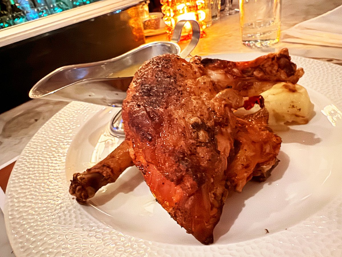 You can look all you want but you won’t find a crispier, juicier roast chicken in the neighborhood… look at this beauty! 😍 And our gravy is A++, too. (Plus mashed potatoes or fries or veg.) Bon appetit! 🍽️ #mannysbistro #mannysbistrony #frenchfood #frenchcuisine #nyc #newyork