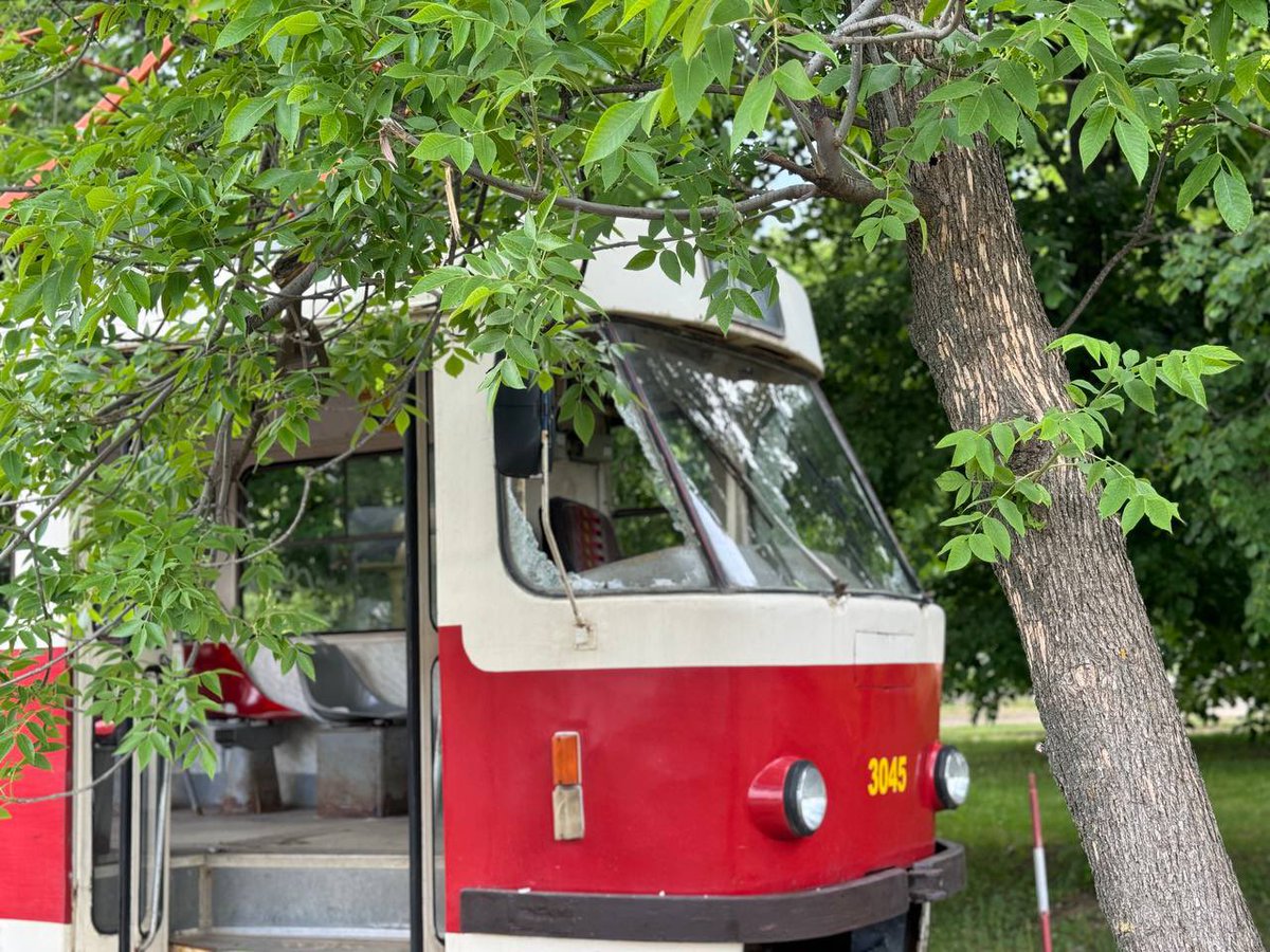 😢The trolleybus driver suffered a traumatic amputation of both legs by Russian shelling of #Kharkiv.

The shrapnel also hit the tram's front glass. The driver got out of the vehicle at that time.

📷 Ihor Terekhov