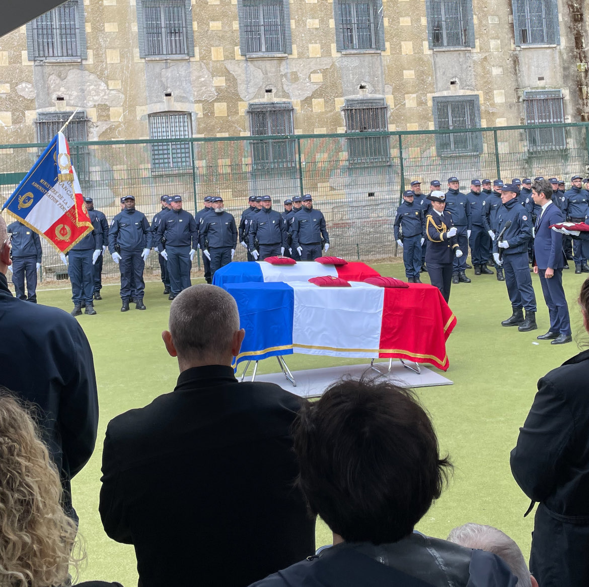 Présent à #Caen aux côtés de la famille Garcia pour l'hommage national en mémoire de Fabrice Moello et Arnaud Garcia, agents pénitentiaires morts pour la 🇫🇷 à #Incarville Profonde émotion, et détermination absolue à contribuer à ce que #justice soit rendue. @cab_Montbrial