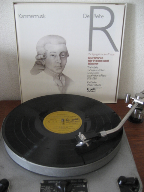 mojii1141341's tweet photo. #Mozart #バイオリンソナタ 集  #ズスケ #オルベルツ  #ETERNA 西側輸出盤 #EURODISC  #Suske も #エテルナ 盤を聴く中で出会えたヴァイオリニスト 誇張の無い 自然で 素直な再生音は エテルナ共通  P店主から 探していたディスクが入りましたと連絡があり #駿河台下 まで取りに行った　35年前の出来事 https://t.co/ORUsNksBw1