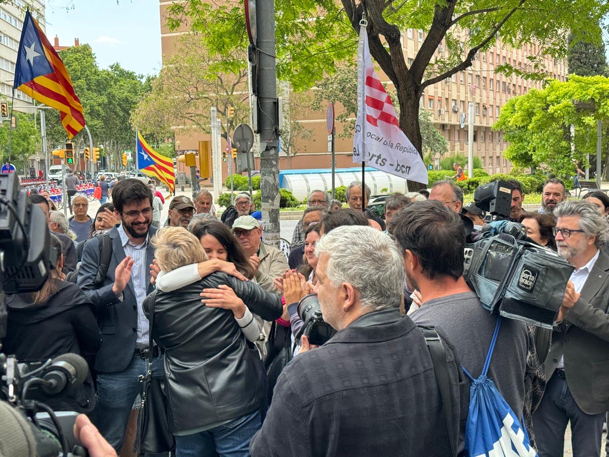 ConsellRep's tweet image. 🔴Aquest matí, hem estat presents a la concentració de suport a les 11 persones perseguides per uns tribunals arbitraris. Protestar no és delicte! #TsunamiDemocràtic  

En representació del Govern hi ha assistit el conseller @CastellaToni juntament amb membres de diferents…