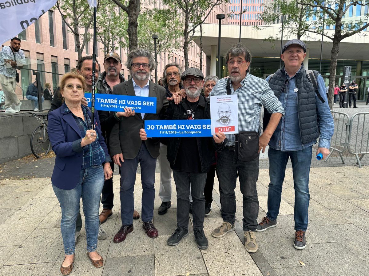 ConsellRep's tweet image. 🔴Aquest matí, hem estat presents a la concentració de suport a les 11 persones perseguides per uns tribunals arbitraris. Protestar no és delicte! #TsunamiDemocràtic  

En representació del Govern hi ha assistit el conseller @CastellaToni juntament amb membres de diferents…