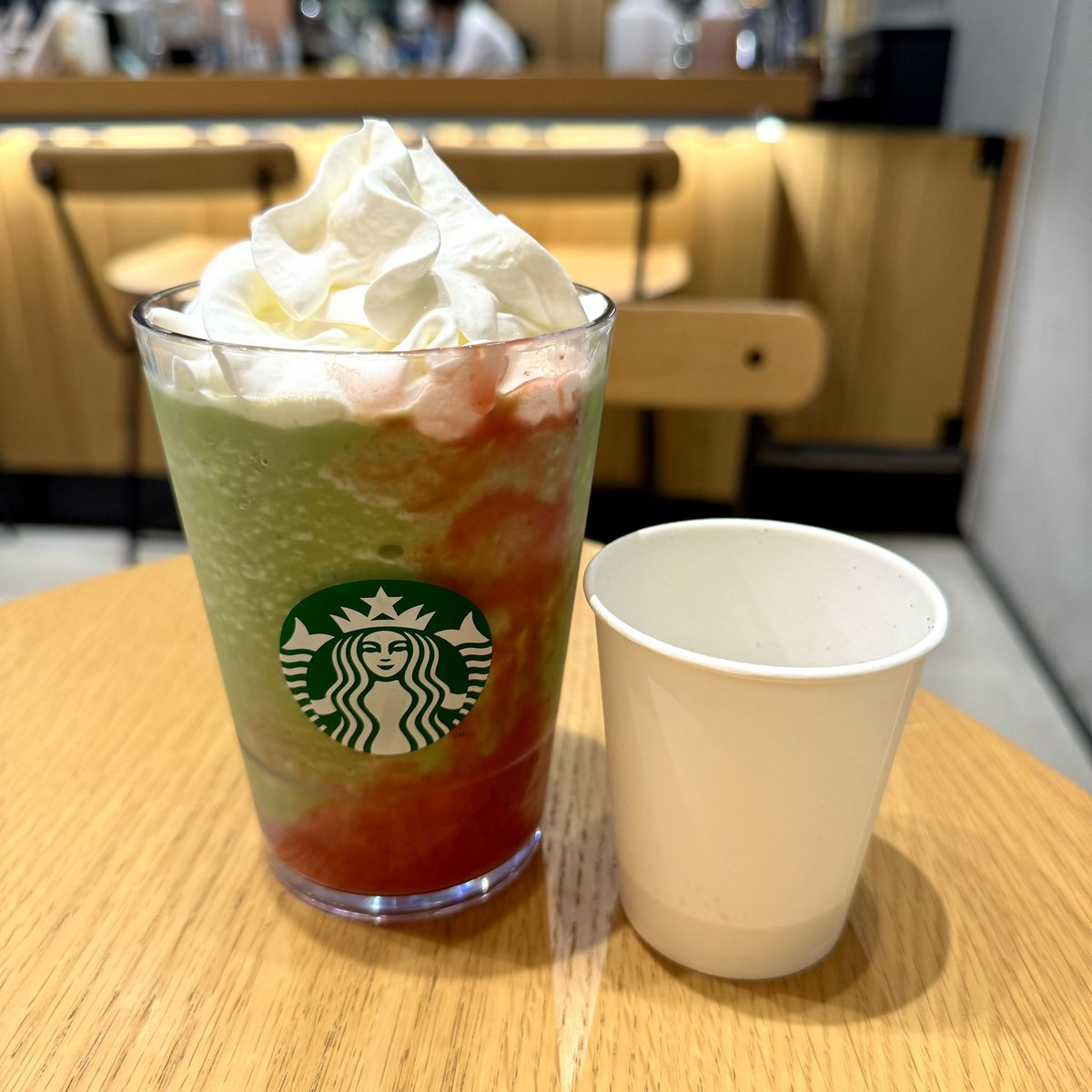 絶対飲むって決めてた2週間限定の
抹茶イチゴクリームフラペチーノ🫶

お姉さんがチョコソースおすすめしてくれたけど（確かに美味しそう…でもこれは初めて飲むしそのままで飲みたい気持ちもある…どうしよう🫨）って悩んでたら紙コップに入れて別添えにしてくれた優しい🥹🤍