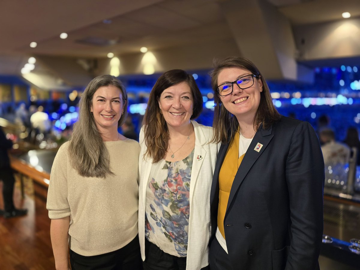 Quel privilège de passer du temps avec 2 pionnières du hockey hier soir - Katherine Henderson d’<a href="/HockeyCanada/">Hockey Canada</a> &amp; <a href="/martazawadzka11/">Marta Zawadzka</a> d’<a href="/IIHFHockey/">IIHF</a> - elles brisent les plafonds de verre dans le sport 💪🏻🏒