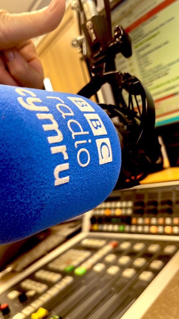 Ma’r <a href="/EisteddfodUrdd/">Eisteddfod yr Urdd a’r Celfyddydau</a> ym Maldwyn yn agosau ag hyfryd cal croesawu llywydd anrhydeddus arall i sgwrsio ar Bore Cothi <a href="/BBCRadioCymru/">Radio Cymru</a> Heddi Hywel Glyn Jones o’r Drenewydd. Ffilmiau’r Sulgwyn yng nghwmni <a href="/LowriHafCooke/">Lowri</a> a bargeinion byw i’r plus 60 da <a href="/GwionCardi/">Cardi</a> 👌⭐️#adnabodydon fyd!
