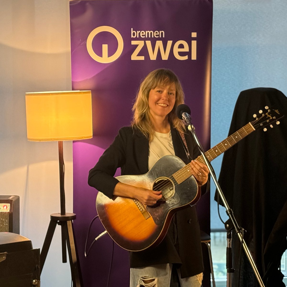Dankeschön to Bremen Zwei Radio for this fun session / concert at the station! bremenzwei.de/audios/radiose… 💛 Emily
