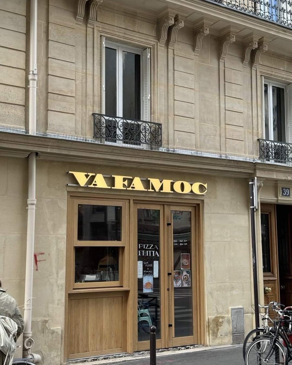 Ricondivido con gaudio la foto di questa pizzeria napoletana a Parigi.
Forse il motivo principale per aprire un locale napoletano all'estero: chiamarlo con una parolaccia.