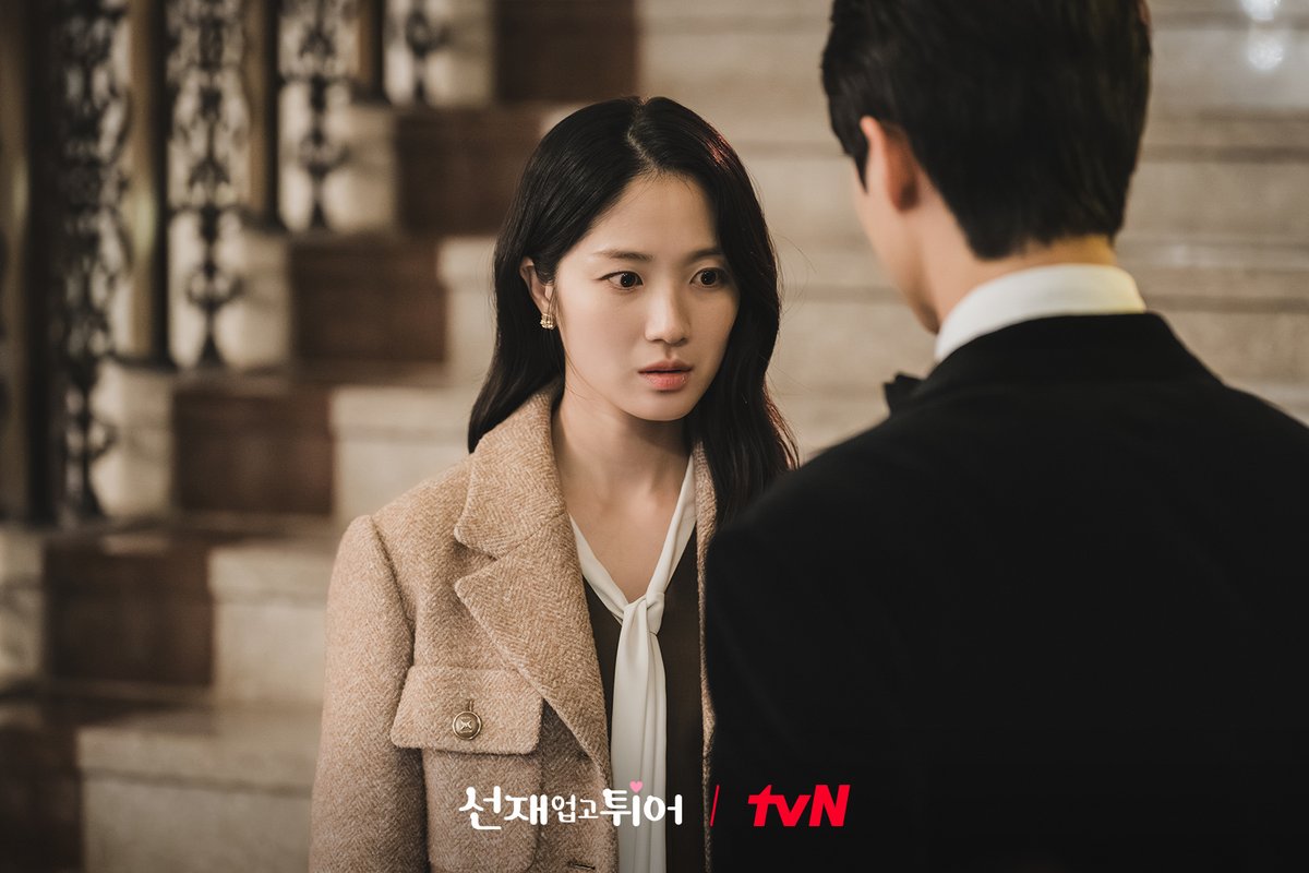 CJnDrama's tweet photo. 제가 지금 누우려고 누운 게 아니고 
너무 놀라서 자빠진 거예요 ˊ•̥ ̯ •̥`

솔선재 재회의 순간.. 심멎..😳

[월화] 저녁 8:50 | tvN
#선재업고튀어 #LovelyRunner https://t.co/BccQNPQN4Y