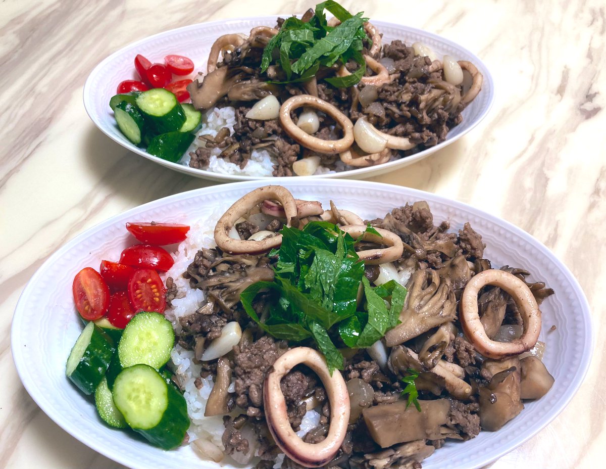 『大黒舞茸🍄』 普段700円程する🍄が、今日はこの値段☟ ニンニクも安かったんじゃい！ で、そいつらを 塩とガラムマサラで炒めて、 ご飯の上にぶっかけた☟2人前約1200円 🍄はキノコ独特の味が濃い〜よ👋🏻👽