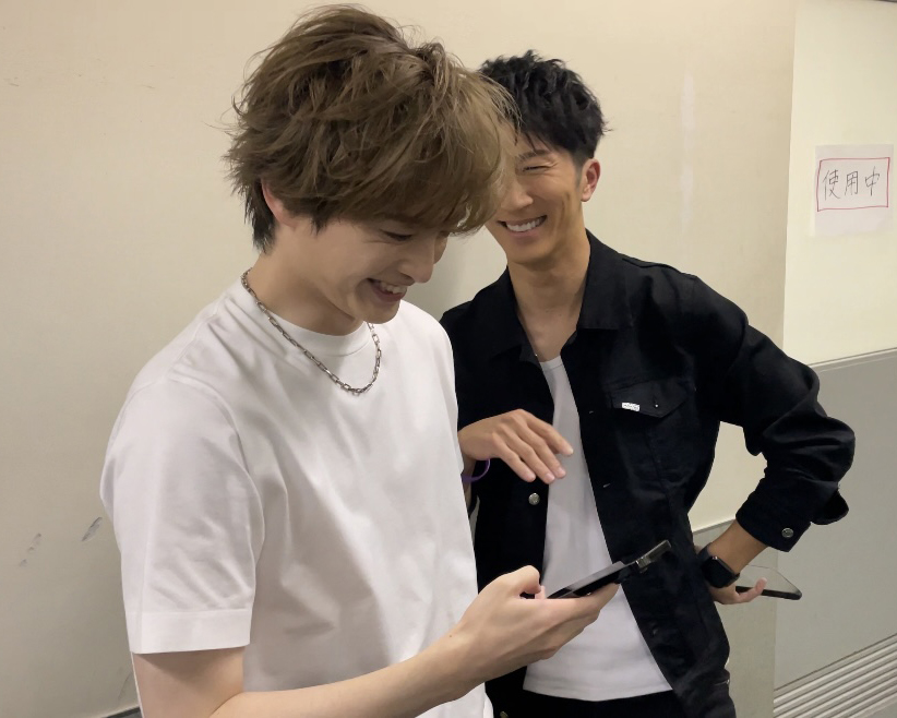 FAMILYCLUBweb's tweet photo. #WEARE_編集部ノート

≪ 💛#玉森裕太 ✖️ 💜#濵田崇裕 ≫

ブログ用の📸時、玉森が操作を失敗(笑)！
これには思わず「ちゃんと携帯使ってる(笑)？」と玉森の肩を叩いてツッコミを入れる濵田なのでした🙌🏻

そんなふたりの自撮りは"WE ARE! 関連ブログプレイバック"で!!

▶︎https://t.co/5pvJNZj6NP https://t.co/raFgRRi8FT