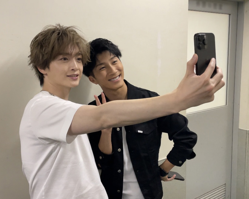 FAMILYCLUBweb's tweet photo. #WEARE_編集部ノート

≪ 💛#玉森裕太 ✖️ 💜#濵田崇裕 ≫

ブログ用の📸時、玉森が操作を失敗(笑)！
これには思わず「ちゃんと携帯使ってる(笑)？」と玉森の肩を叩いてツッコミを入れる濵田なのでした🙌🏻

そんなふたりの自撮りは"WE ARE! 関連ブログプレイバック"で!!

▶︎https://t.co/5pvJNZj6NP https://t.co/raFgRRi8FT