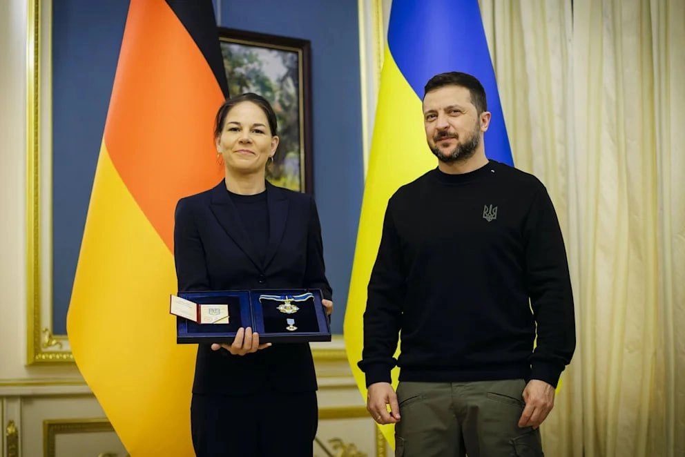 🔅Wolodymyr Selenskyj zeichnet Annalena Baerbock mit Verdienstorden aus.

Wegen ihrer Unterstützung für die Ukraine hat Außenministerin Annalena Baerbock bei einem Überraschungsbesuch in Kiew den Verdienstorden erhalten.