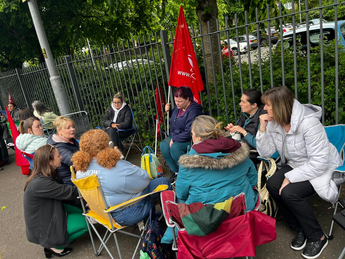 Today, I visited our N Ireland Education Authority school support staff members outside Mitchell House School, East Belfast. The failure of politicians has left school support staff with no alternative but to return to the picket line. They have @unitetheunion's complete support.