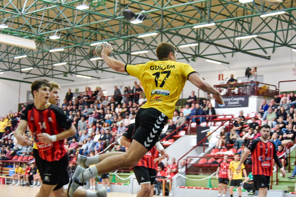 SantCugatCreix's tweet photo. 🤾‍♂️🏆 El sènior A masculí de l' @hstcugat no ascendeix a Divisió d'Honor Plata, però segella la millor temporada de la història.

🔗 https://t.co/cTRBQ30ciR .

@ajsantcugat @josepmvalles @EloiRovira @bernatpicornell @CatHandbol @SCEmpresarial @Cxifre @Maikel_Nunyez @MoventisInfo https://t.co/cyiiLlvDpm