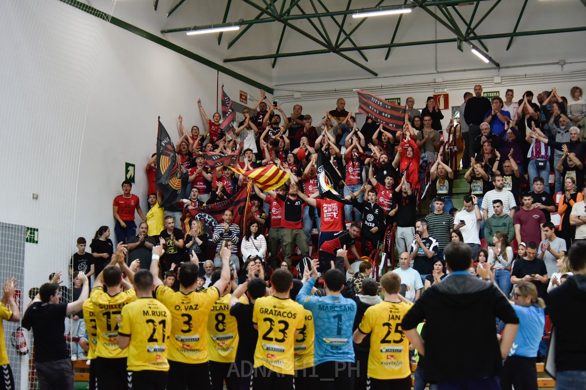 SantCugatCreix's tweet photo. 🤾‍♂️🏆 El sènior A masculí de l' @hstcugat no ascendeix a Divisió d'Honor Plata, però segella la millor temporada de la història.

🔗 https://t.co/cTRBQ30ciR .

@ajsantcugat @josepmvalles @EloiRovira @bernatpicornell @CatHandbol @SCEmpresarial @Cxifre @Maikel_Nunyez @MoventisInfo https://t.co/cyiiLlvDpm