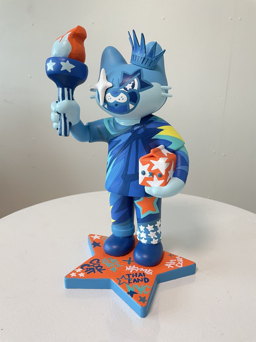 nzymexx's tweet photo. Color Me Cool *🗽NYC-BKK Coolcats curated by @Nzyme x @AhcoraRare 
Technique : Acrylic painting and epoxy sculpture 🤩

#ColorMeCool #CoolCats #Macys #MacysParade  #Mstylelab #CooltopiaNYC

@coolcats @coolcatsconnect @cloncast @macys https://t.co/39KZhsvPIl