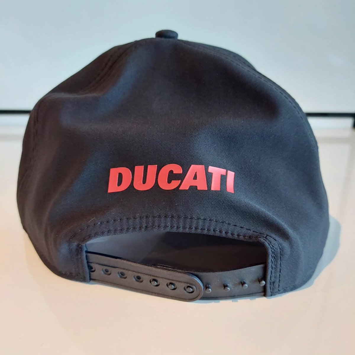 🆕Ducati Apparel 入荷‼

■987710980
□Jargon Cap
￥4,290(税込)

都会的で大胆なコントラストカラーがアクセントになっています👍⚡⚡⚡
サイズは調整可能です。

ツーリング、野外イベントの日射し対策にお一ついかがでしょうか🧢☀？
#キャップ
#ドゥカティ
#バイクアパレル
#バイク用品