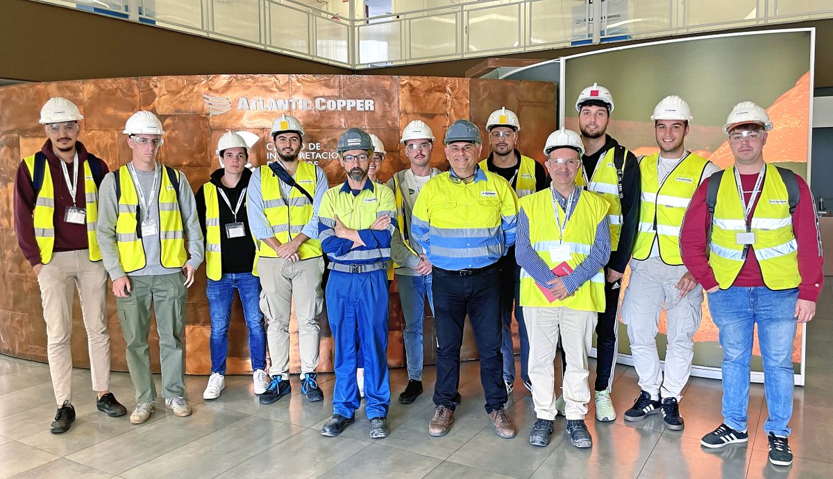 Atlantic_Copper's tweet photo. 👩🏻🎓👨🏻🎓Un grupo de 10 estudiantes del Máster de Ingeniería Industrial de la Escuela de Ingeniería de la @unisevilla, visitaron en el día de ayer nuestro complejo metalúrgico de #Huelva y conocieron proyectos como #CirCular y #RedScope.
➡️ https://t.co/QkSEDCgn2E https://t.co/jY0PzewxiP