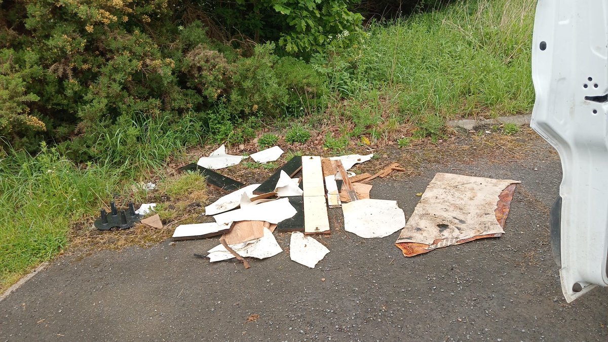 Clean_Leeds's tweet image. A massive #teamleeds #thankyou to Matt and his team for clearing this #flytip from Barwick Road #Garforth #lovewhereyoulive #yourwasteyourresponsibility #ALAW @James_A_Rogers @LeedsFlyTipping @LeedsCC_News @LeedsCC_People what a  #woefulwednesday