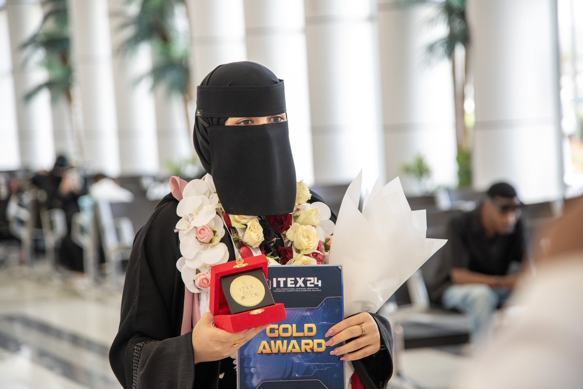 Najran_Univers's tweet photo. احتفت عمادة السنة التحضيرية بـ #جامعة_نجران، بحصول الطالبة غيداء اليامي، على الميدالية الذهبية في المعرض الدولي للاختراع والابتكار والتكنولوجيا #آيتكس_2024، الذي أقيم في ماليزيا، وذلك من خلال استقبالها في مطار نجران لتهنئتها بالإنجاز الذي يسجل باسم الجامعة والمملكة، وذلك بحضور وكيلة العمادة لشطر الطالبات.