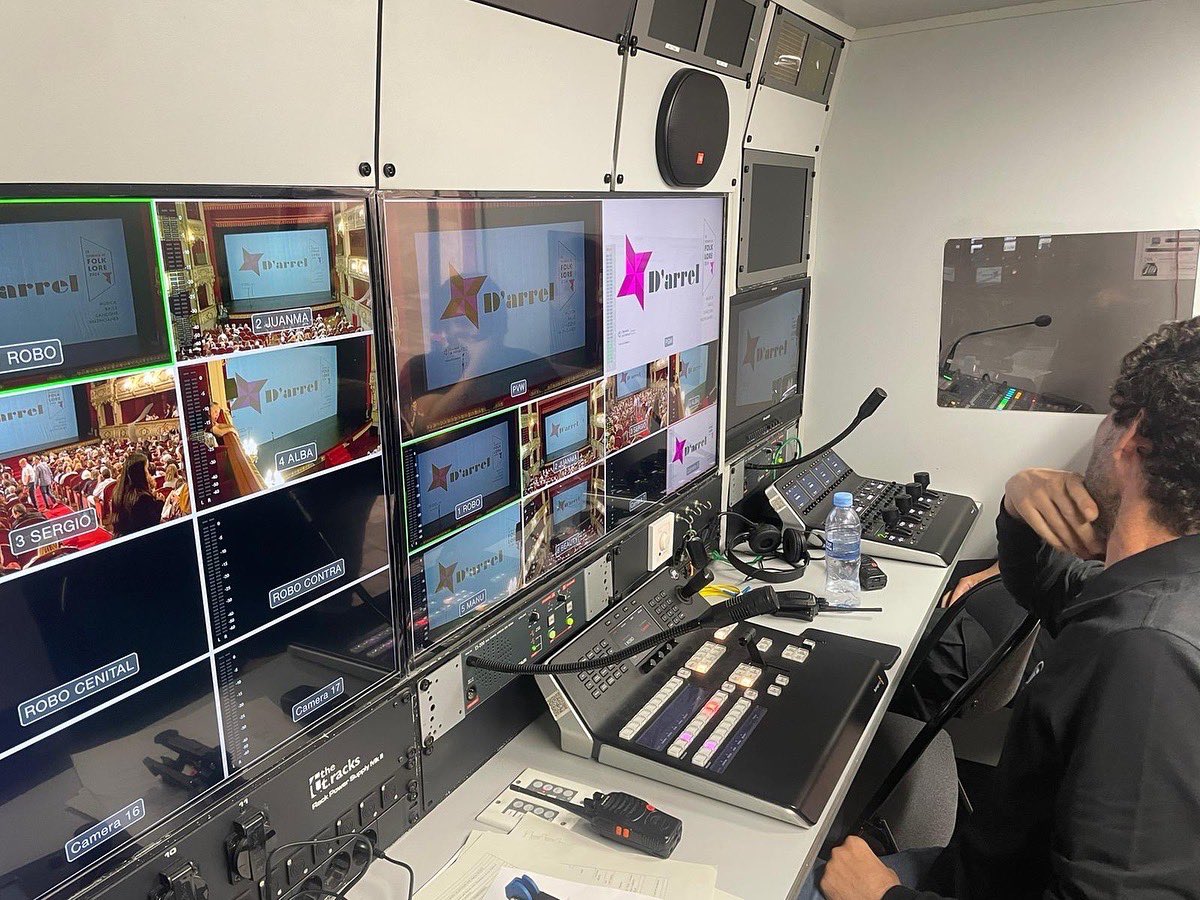 jmaudiovisual's tweet photo. El pasado fin de semana nuestro equipo estuvo en el Teatro Principal de Valencia dando servicio para el concierto de folklore valenciano d’Arrel 🎻🎷🥁

Os dejamos un resumen 📸 

Nos vemos en la próxima 🎥🔜

#JMAudiovisual #productoraudiovisual #evento #grabacion #unidadmovil https://t.co/navtDoIBCY
