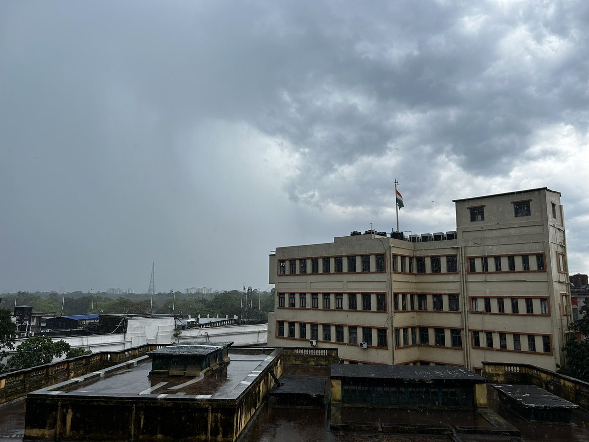 tanuj_er's tweet image. Today at 2pm at #Kolkata City heavy  #thunderstrom  #KolkataRains #PreMonsoon @indiametsky
