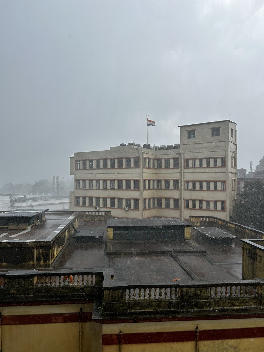 tanuj_er's tweet image. Today at 2pm at #Kolkata City heavy  #thunderstrom  #KolkataRains #PreMonsoon @indiametsky