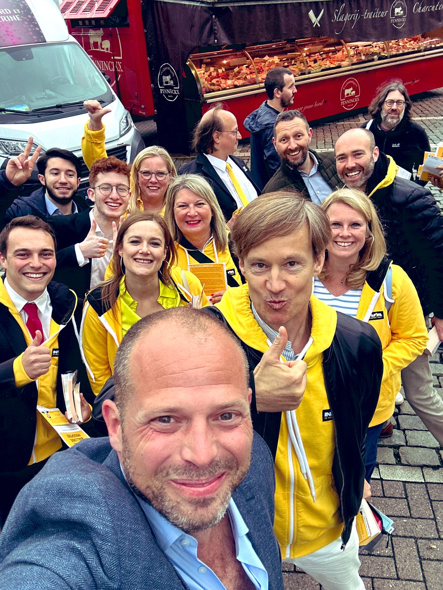 FranckenTheo's tweet photo. Groetjes van op de markt in Waver. Zo veel leuke reacties! ❤️👍 https://t.co/PYhbA3Gpqp