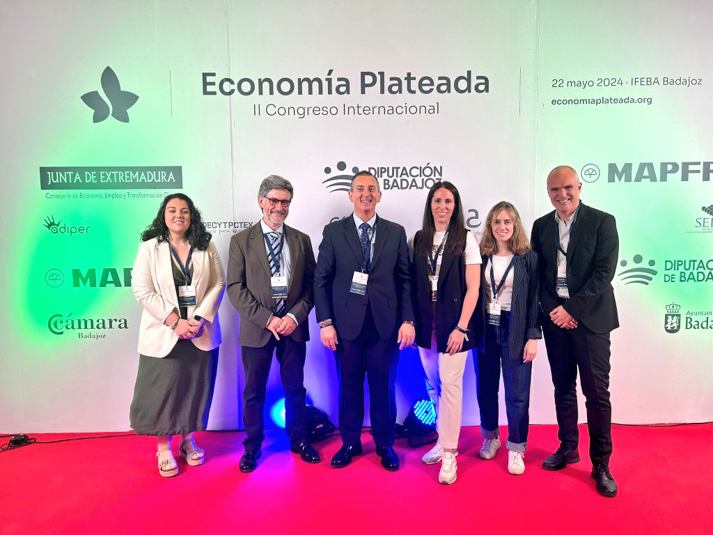 JGomezraja's tweet photo. Equipo @Fundesalud_Ex en el @EconomiaSilver en @feriabadajoz #Badajoz
✅️Presentaremos nuestros proyectos, entre los que destacan:
1️⃣@dRuralExtremad1 @drural_eu sobre digitalización en entorno rural
2️⃣ #NHoA sobre robótica asistencial https://t.co/nlyt6Bm4wJ