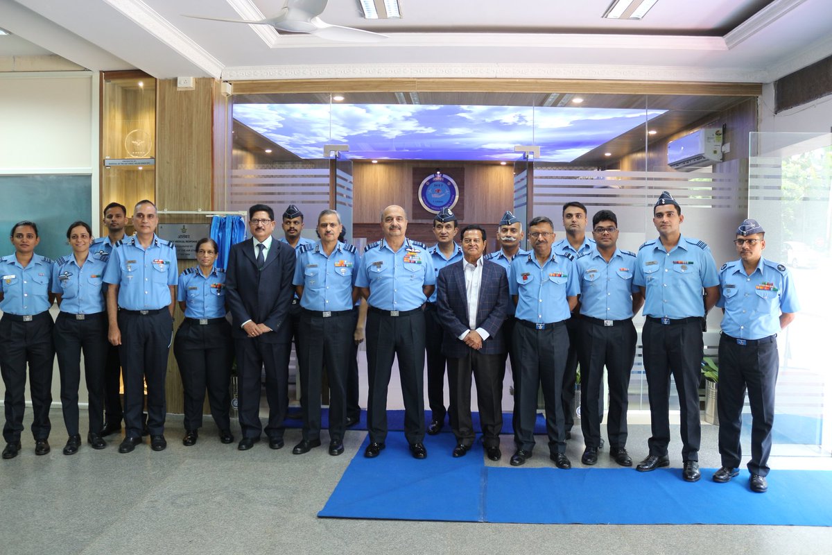 #CAS ACM VR Chaudhari, yesterday inaugurated the new Emergency Medical Response System at Cmd Hospital, AF Stn Bangalore offering 24/7 telephonic medical support to IAF personnel & their families, ensuring expert guidance during emergencies. #EMRS More: pib.gov.in/PressReleasePa…