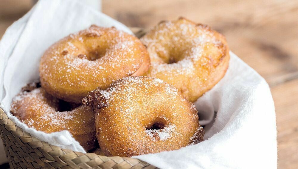 Et si on se faisait frire des beignets aux pommes ? La recette de Philippe Etchebest est ici ! #OnVaDeguster ➡️ l.franceinter.fr/Gsg