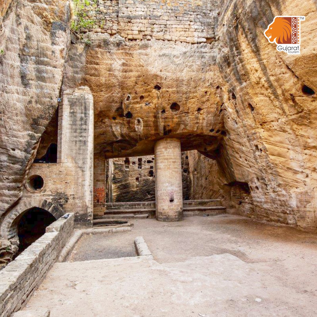 Yet another stepwell located within the walls of Uparkot fort is the Navghan Kuwo. It is said to be nearly a thousand years old, and features a spiral staircase descending 52 meters (170 feet) around the well shaft. The water from Navghan Kuwo sustained Uparkot through many