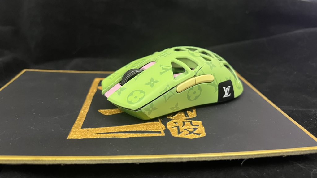 TWELVEcustom's tweet photo. This is a Razer minise linked with LV. https://t.co/QdLMiGlYRG