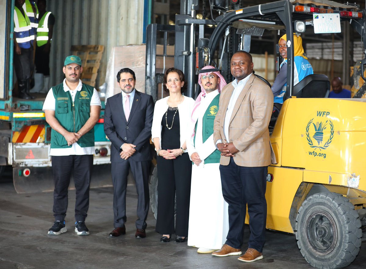 .@WFP 🇹🇿's Country Director @SGordonGibson receiving 25 metric ton shipment of nutritious dates from the Kingdom of Saudi Arabia 🇸🇦, a courtesy of @KSRelief_EN. This will boost the nutrition 🍲 of refugees in 🇹🇿 including pregnant & breastfeeding women and hospital patients!