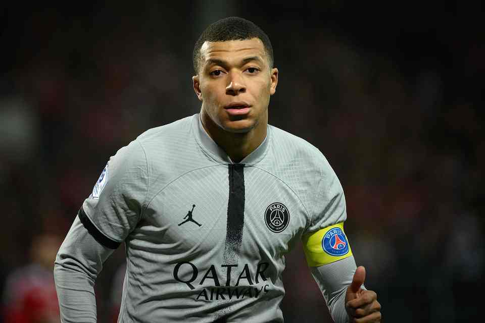 Ryryfryfuy's tweet photo. It's conformed Kylian mbappe has signed the contract with sligo rovers deal expected to be a 3 year deal on 645 euro a week and free chicken fillet roles in centre https://t.co/PsvvvQNjRK
