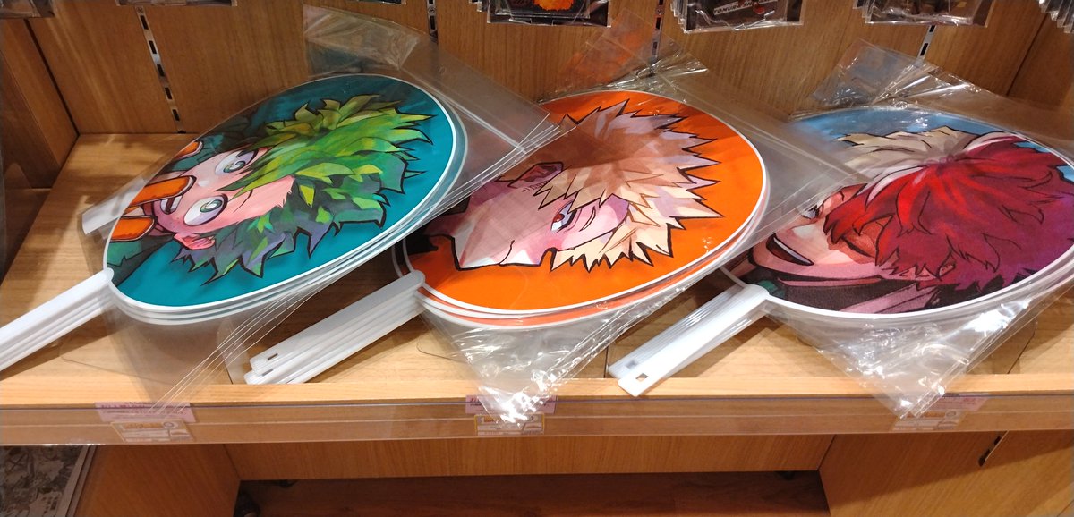 __rrt93's tweet photo. ジャンプショップヒロアカのうちわ再入荷してました！
代行ご入用の方いますか？？

代行費500円程くださると嬉しいです、、 https://t.co/f60stlU1n0