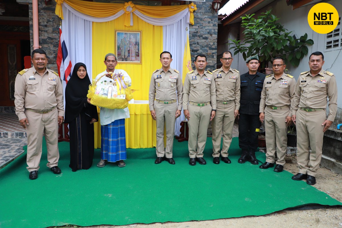 NBTWORLDNews's tweet photo. Narathiwat governor led officials to provide financial support to the families of two slain Teacher Protection Unit members.
See more: https://t.co/fW8KJuNgLB
#NarathiwatSupport #TeacherProtection #CommunitySolidarity #SecurityAid #HeroicSacrifice https://t.co/gwgUefKpr8