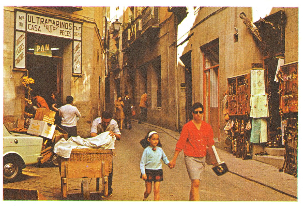Toledo_Olvidado's tweet photo. Toledo es una ciudad en permanente evolución. Uno de mis últimos hallazgos es esta deliciosa foto del local de Ultramarinos Casa Peces en Nuncio Viejo en 1969. A la derecha, lo que era una tienda de souvenirs para turistas es hoy la famosa panadería de Benipán. #Toledo #Castilla https://t.co/IU2oaZMLlW