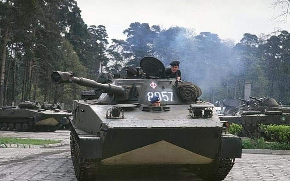 🇵🇱🇷🇺 Our PT-76A from 7th Lusitanian Landing Division during training.

Date unknown.

#Poland #Polska #Russia #Soviet #USSR #ColdWar #LWP #Tank  #WojskoPolskie #Training #PT76A #Amphibious